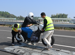 <b>我们全面奉行人工智能答复</b>